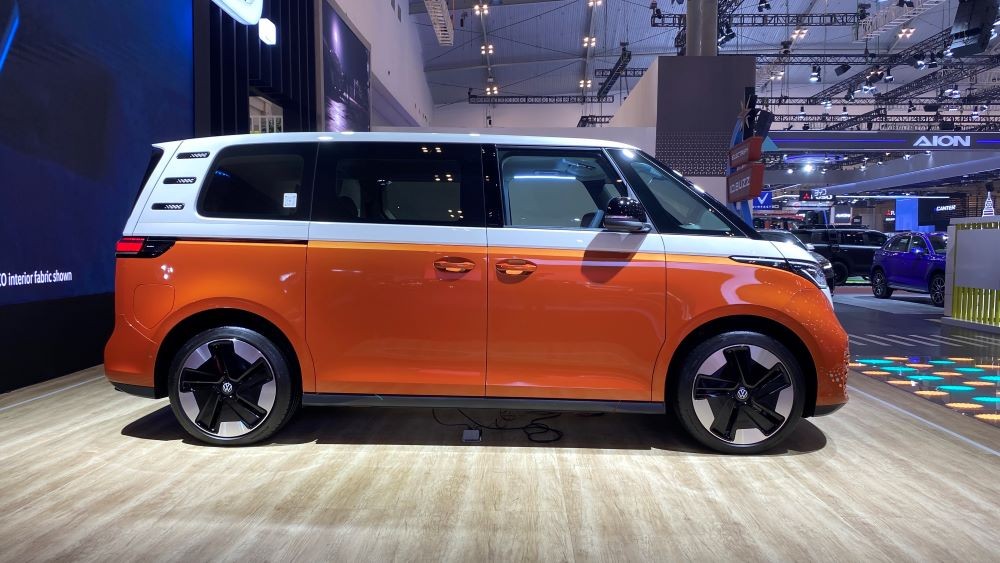 VW ID.Buzz Vs Raksasa China: Mengapa MPV Listrik Legendaris Ini Tak Takut Bersaing?