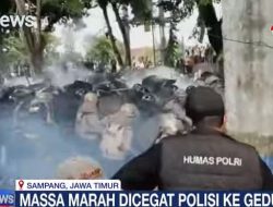 Demo Pilkades Sampang Ricuh, Polisi Tembakkan Gas Air Mata ke Massa