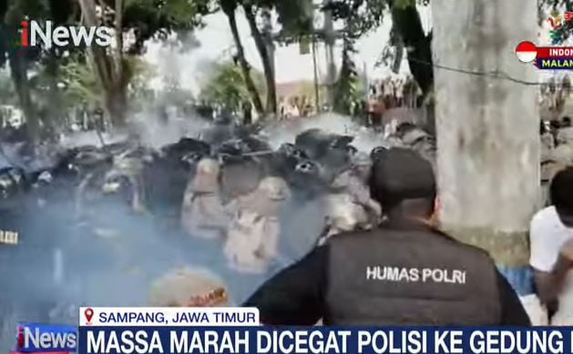 Demo Pilkades Sampang Ricuh, Polisi Tembakkan Gas Air Mata ke Massa