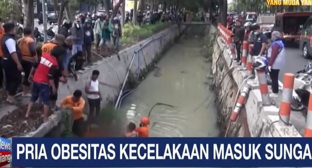 Evakuasi Dramatis Pria Obesitas di Sungai Surabaya, Terseret Arus Usai Kecelakaan Motor