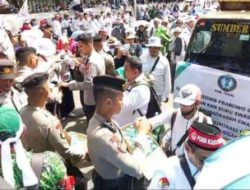 Polisi Bagikan Air Minum & Makanan Saat Demo Guru di Monas, Begini Respons Para Pendidik