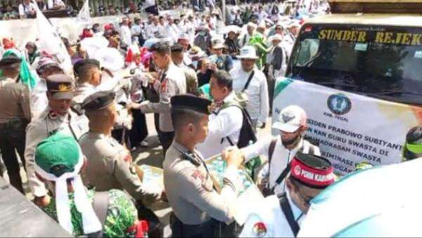 Polisi Bagikan Air Minum & Makanan Saat Demo Guru di Monas, Begini Respons Para Pendidik
