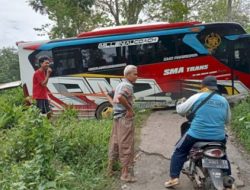 Bus Peziarah Ngawi Terperosok di Pati: Kronologi Lengkap & Penyebab Menurut Polisi