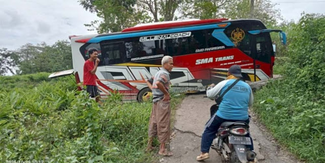 Bus Peziarah Ngawi Terperosok di Pati: Kronologi Lengkap & Penyebab Menurut Polisi