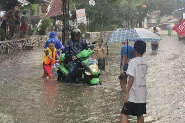 Banjir Jakarta Selatan Lumpuh Total! Pasar Warung Buncit Tergenang hingga Setinggi Perut
