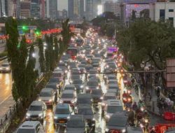 Hujan Deras di Jakarta Picu Kemacetan Parah Gatot Subroto, Ini Faktanya!