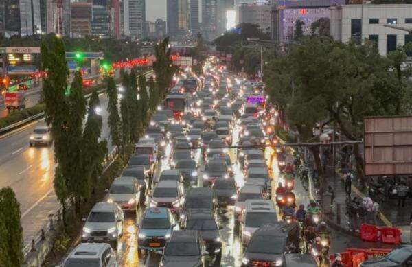 Hujan Deras di Jakarta Picu Kemacetan Parah Gatot Subroto, Ini Faktanya!