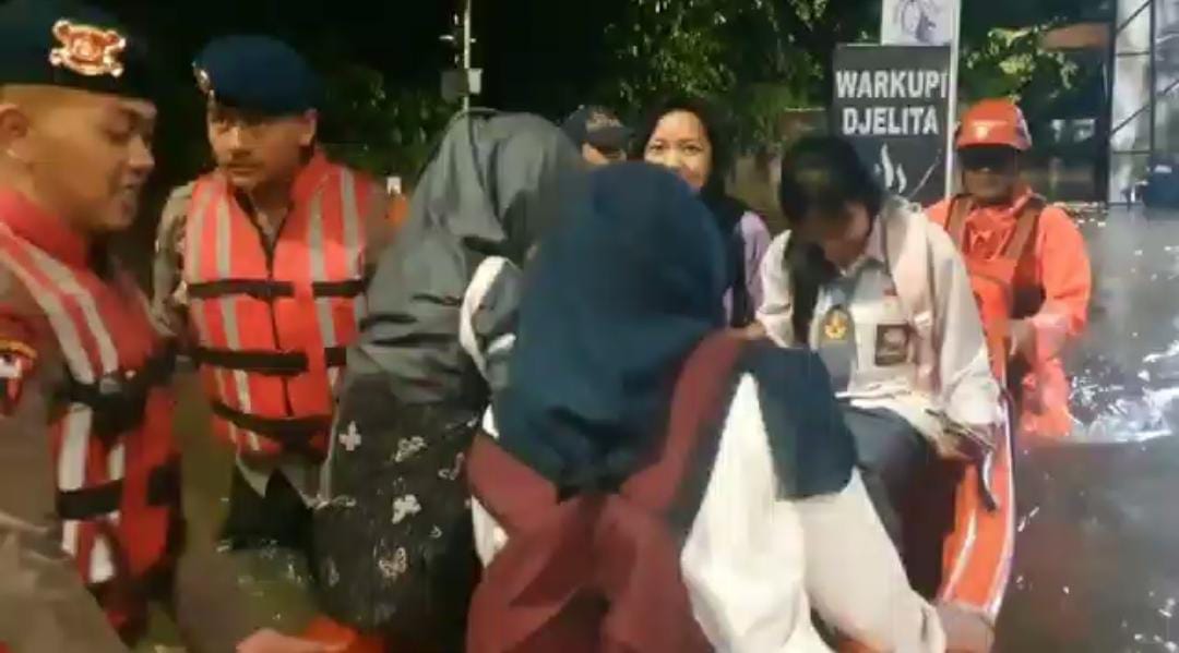 Banjir Pondok Karya Jaksel 1 Meter: Penyebab & Dampak Luapan Kali Mampang