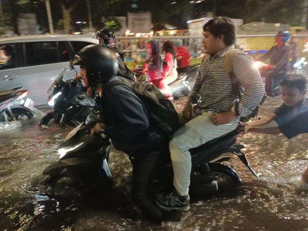 Banjir Kemang Raya Ditutup Total, Tendean-Rasuna Said Macet Parah