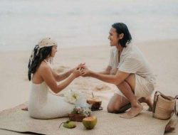 Sean Gelael Resmi Lamar Hana Malasan di Pantai Sumba, Cincinnya Disembunyikan di Batok Kelapa