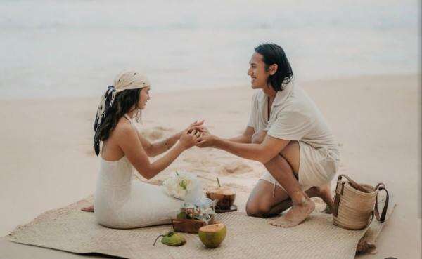 Sean Gelael Resmi Lamar Hana Malasan di Pantai Sumba, Cincinnya Disembunyikan di Batok Kelapa