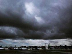 Puncak Musim Hujan 2025-2026: BMKG Prediksi Cuaca Ekstrem & Ancaman Banjir-Longsor