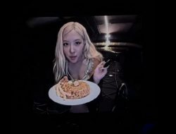 Rose BLACKPINK Makan Nasi Goreng di Jakarta, Blink Heboh! Ini Reaksinya