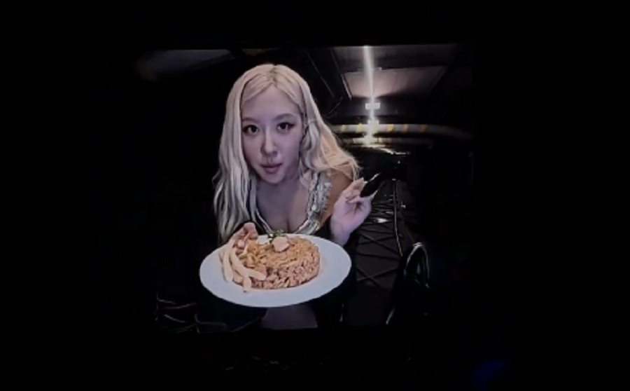 Rose BLACKPINK Makan Nasi Goreng di Jakarta, Blink Heboh! Ini Reaksinya