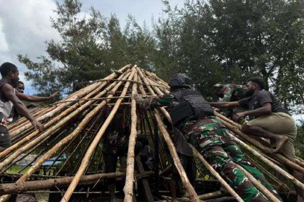 TNI Bantu Renovasi Rumah Honai di Papua: Wujud Nyata Sinergi dan Pelestarian Budaya