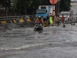 7 Tips Aman Naik Motor Saat Hujan & Ancaman yang Harus Diwaspadai