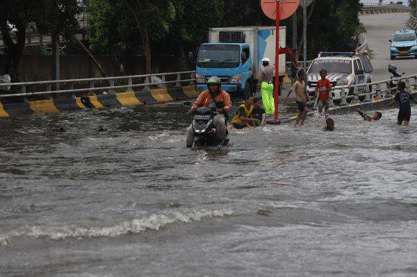 7 Tips Aman Naik Motor Saat Hujan & Ancaman yang Harus Diwaspadai