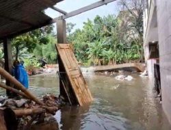 Banjir Jati Padang Jaksel: Petugas Kesulatan Atasi Genangan Akibat Hujan Terus