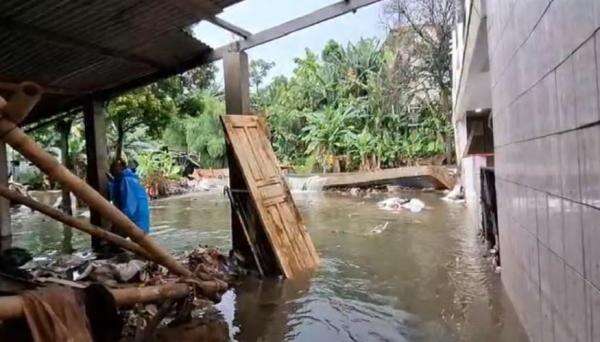 Banjir Jati Padang Jaksel: Petugas Kesulatan Atasi Genangan Akibat Hujan Terus