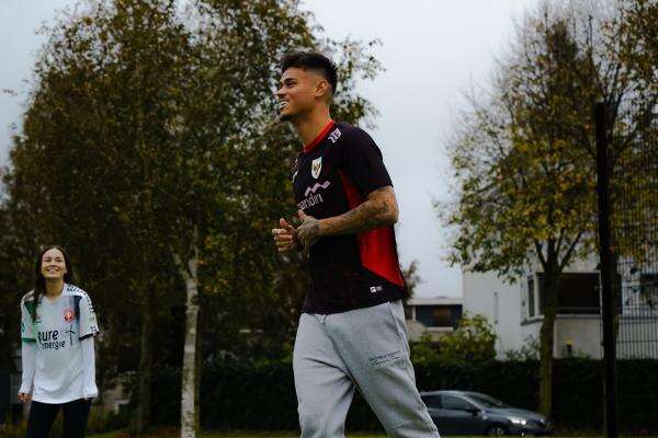 Mees Hilgers Cedera ACL: Kronologi, Dampak di FC Twente, dan Janji Pemulihan