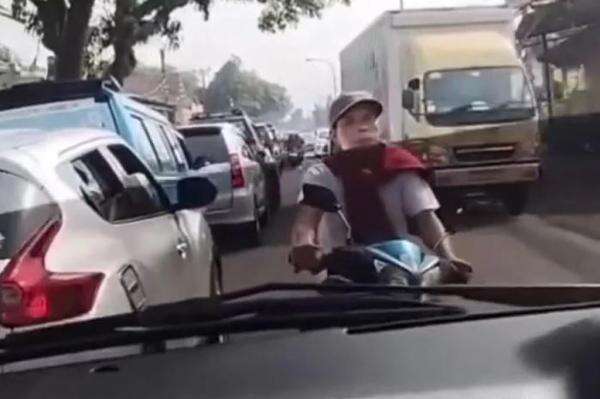 Viral Aksi Pengendara Motor Adang Ambulans Bawa Pasien di Bandung, Pelaku Ditilang!