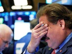 Wall Street Melemah: Saham Teknologi Anjlok & Peringatan Bank Picu Dow Jones, S&P 500, dan Nasdaq Turun