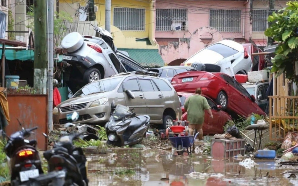 Topan Kalmaegi Hantam Filipina: 58 Tewas, Mobil Hanyut Bak Mainan di Cebu