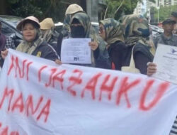 Sekelompok Ibu-ibu Kawal Roy Suryo ke Polda Metro, Serukan “Mana Ijazahmu?”