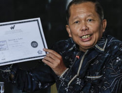 Arsul Sani Buktikan Ijazah Doktor Asli, Ini Beda Sikapnya dengan Jokowi