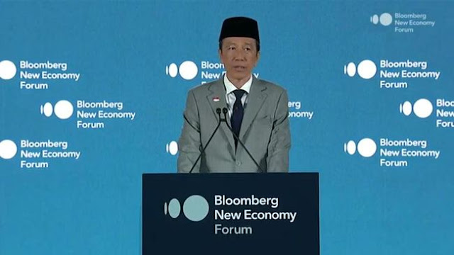 Jokowi Pilih Forum Bloomberg, Abaikan Sidang Ijazah Palsu: Analisis Dampak Politik