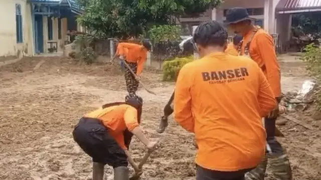 Banser Bersihkan Gereja HKBP Sibolga Terdampak Banjir Bandang Sumut Jelang Natal 2025