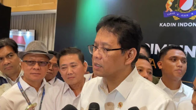 Menkeu Purbaya Larang Baju Bekas Ilegal, Targetkan Pertumbuhan Ekonomi 8%