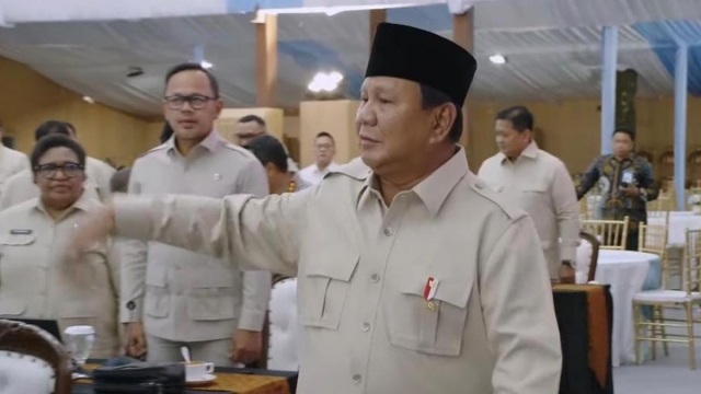 Prabowo Tegaskan Indonesia di Jalan Benar: Arahan Kunci di Retreat Kabinet Merah Putih