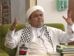 Habib Rizieq Kritik Pandji Pragiwaksono: Jangan Lecehkan Salat di Stand-up Netflix