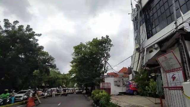 Tower Seluler Ambruk di Surabaya: Timpa Mobil Parkir di Sekolah Perhotelan Joyoboyo