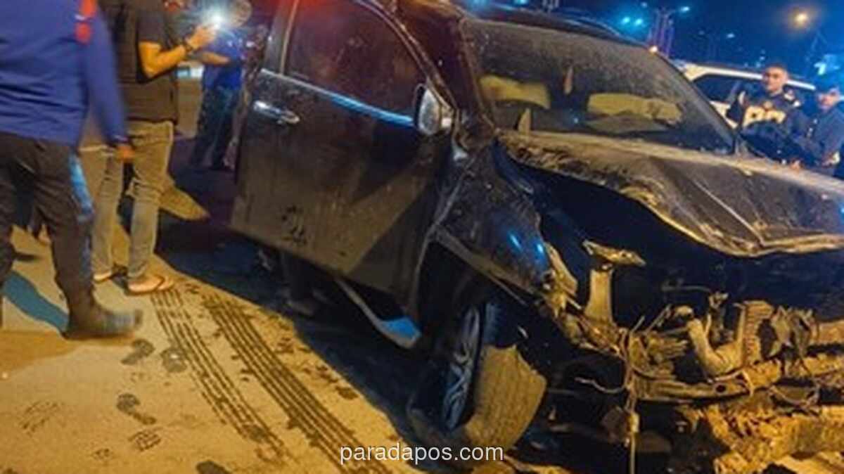 Mobil Dinas Pemkab Mamuju Tabrak Warung, Dua Orang Terluka