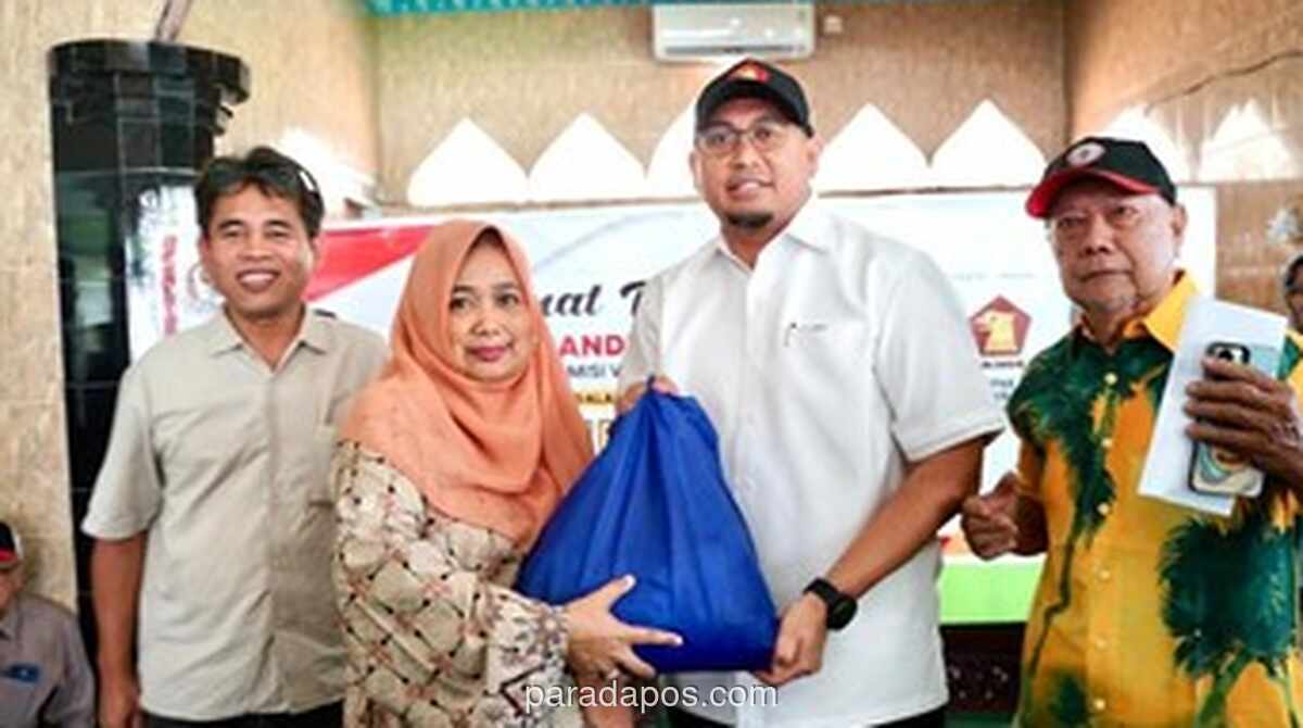 Andre Rosiade Salurkan Bantuan Sembako dan Bayar Tagihan Listrik Masjid di Padang
