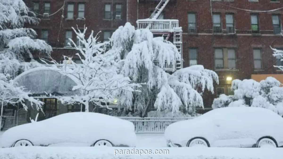 Badai Salju Noreaster Lumpuhkan Pantai Timur AS, Ribuan Penerbangan Dibatalkan