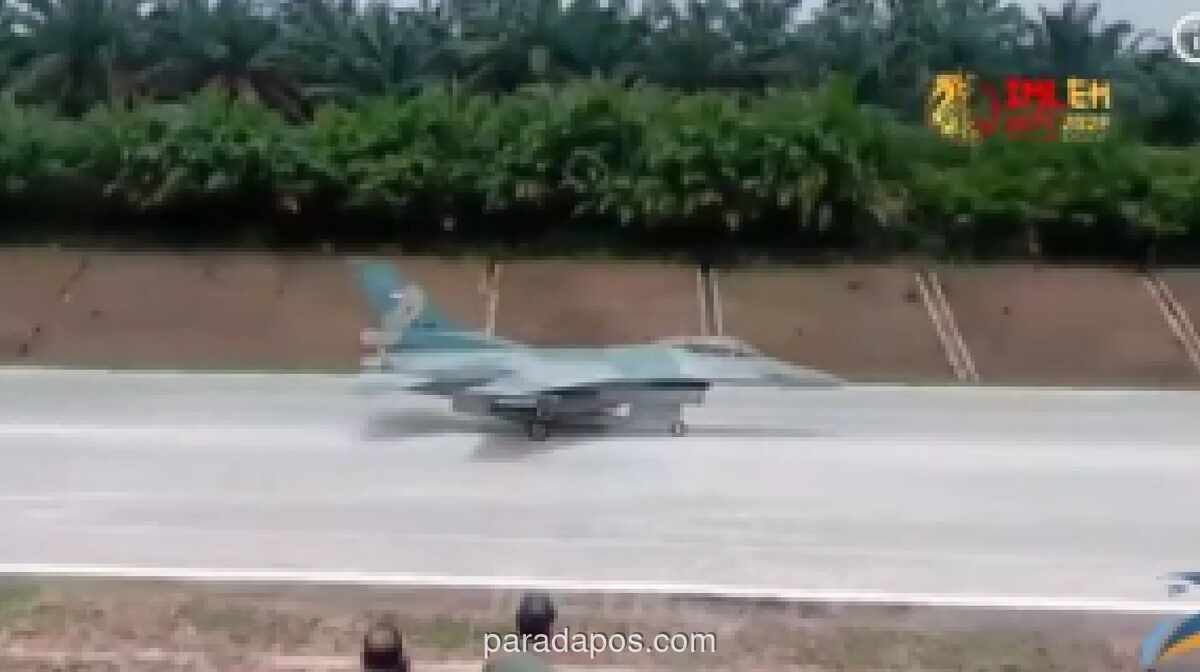 TNI AU Sukses Uji Coba Pendaratan F-16 dan Super Tucano di Jalan Tol Lampung