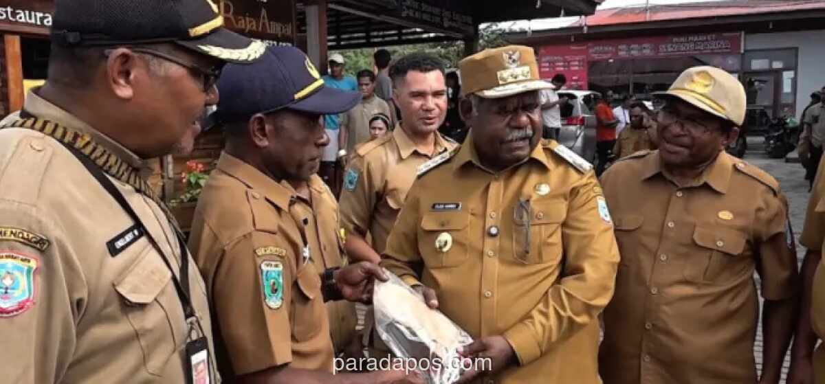 Gubernur Papua Barat Daya Serahkan Tiga Puskesmas Keliling Air untuk Raja Ampat dan Sorong Selatan