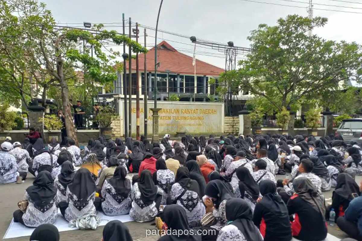 Ratusan Guru PPPK Paruh Waktu di Tulungagung Protes Penghasilan Minim ke DPRD