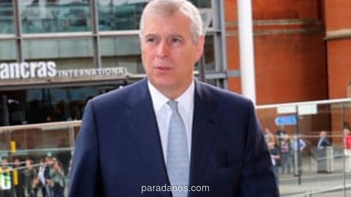 Foto Penangkapan Pangeran Andrew Dipajang di Louvre oleh Kelompok Aktivis