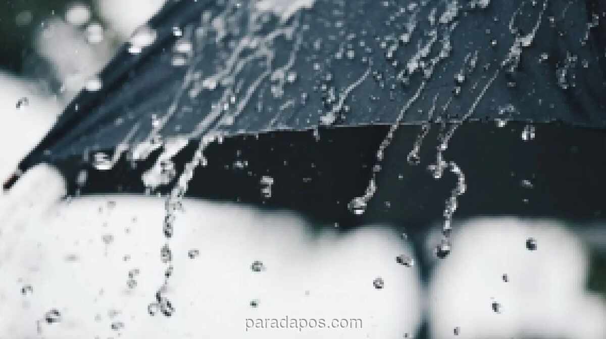 BMKG Imbau Warga Jabodetabek Siapkan Payung dan Jas Hujan Sabtu Ini