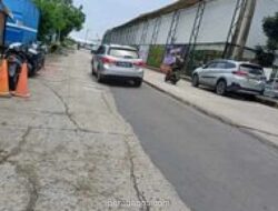 Jalan Waduk Pluit Selatan Rusak Parah, Warga Keluhkan Kendaraan Sering Ngegasruk