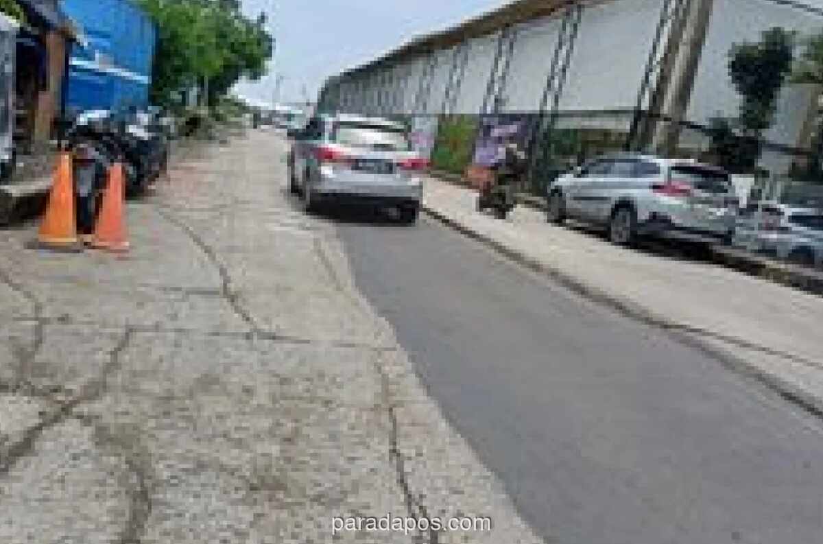 Jalan Waduk Pluit Selatan Rusak Parah, Warga Keluhkan Kendaraan Sering Ngegasruk