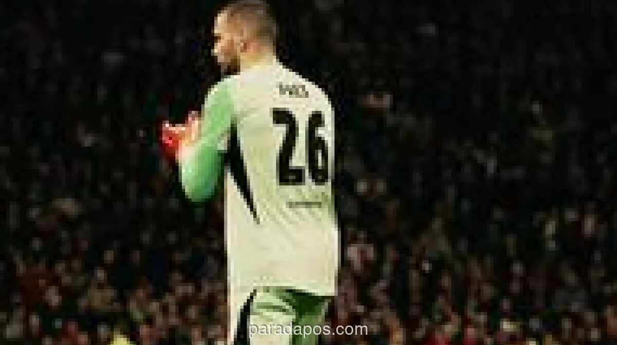 Maarten Paes Jalani Debut Resmi Bersama Ajax Amsterdam