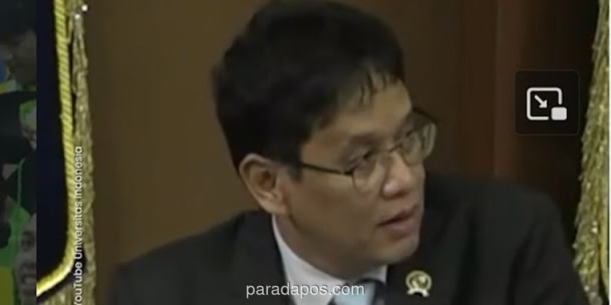 Menteri Purbaya Pikat Warganet dengan Gaya Nyentrik di Wisuda UI