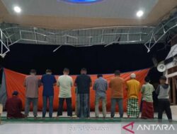Warga Tapsel Gelar Tarawih Perdana di Tengah Reruntuhan Pasca-Banjir Bandang
