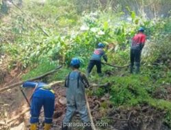 Tanah Longsor Putus Akses Jalan Penghubung Dua Kecamatan di Tasikmalaya