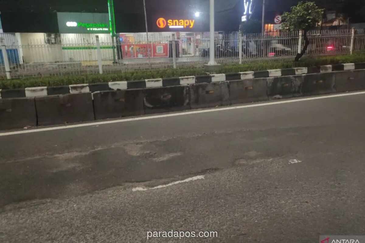Lubang Jalan di Kelapa Dua Jakarta Ancam Keselamatan Pengendara Motor